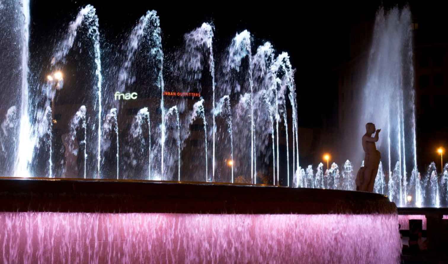 Nighttime view of the Magic Fountain of Montjuïc in Barcelona.