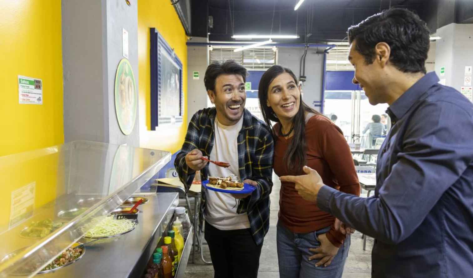 Interior of a restaurant with yellow walls and tables in the background in Mexico City
