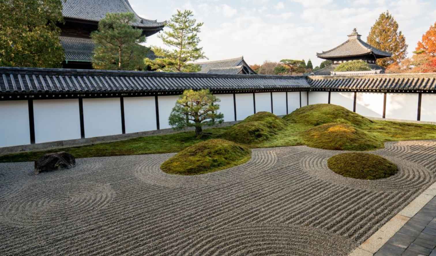 Japanese Zen garden with raked gravel at Tofuku-ji Temple, Kyoto.
