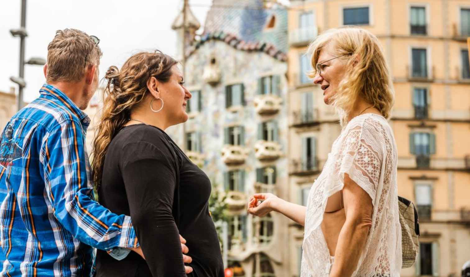 Three people standing in front of Casa Batlló in Barcelona.