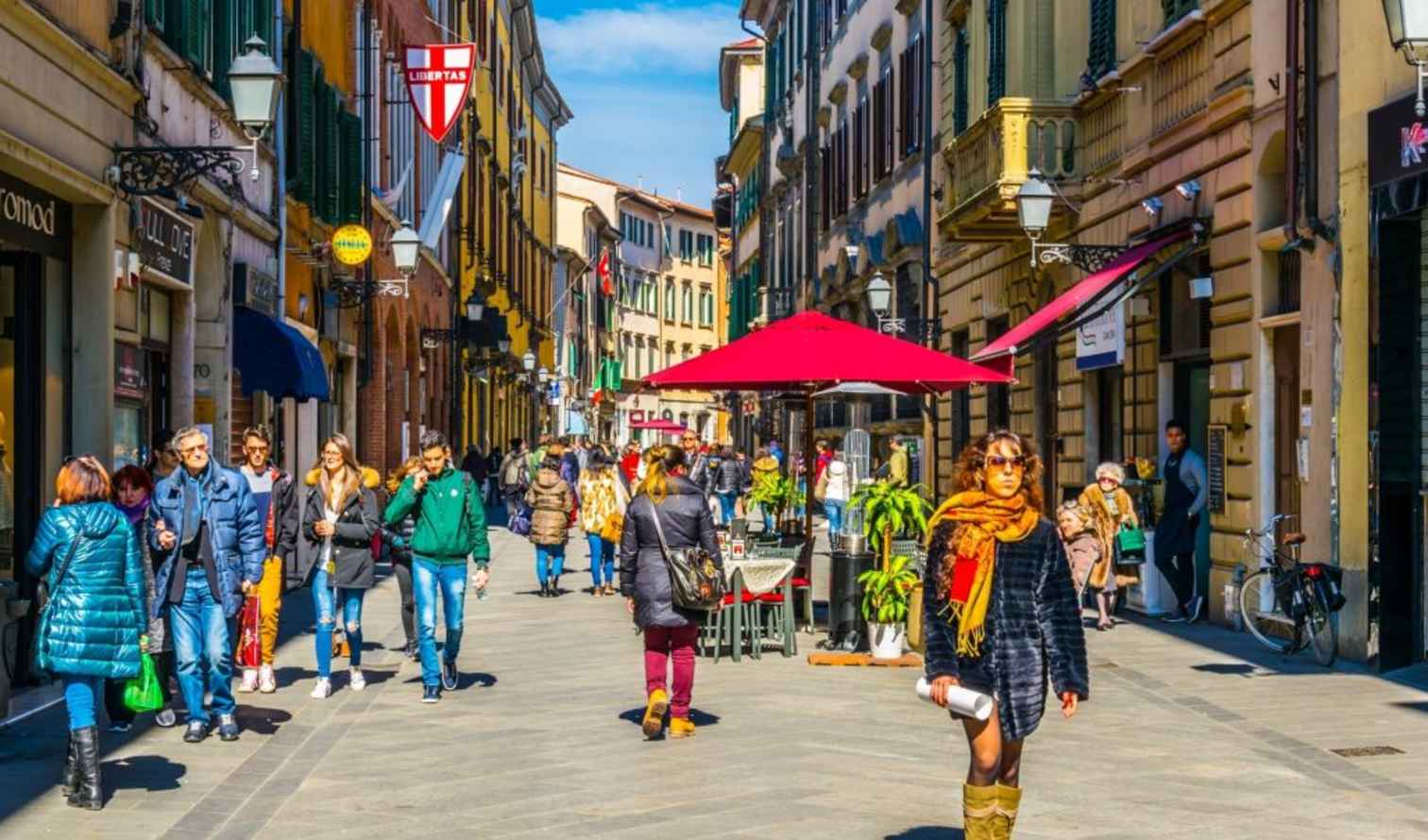 People walking on Via Fillungo in Pisa