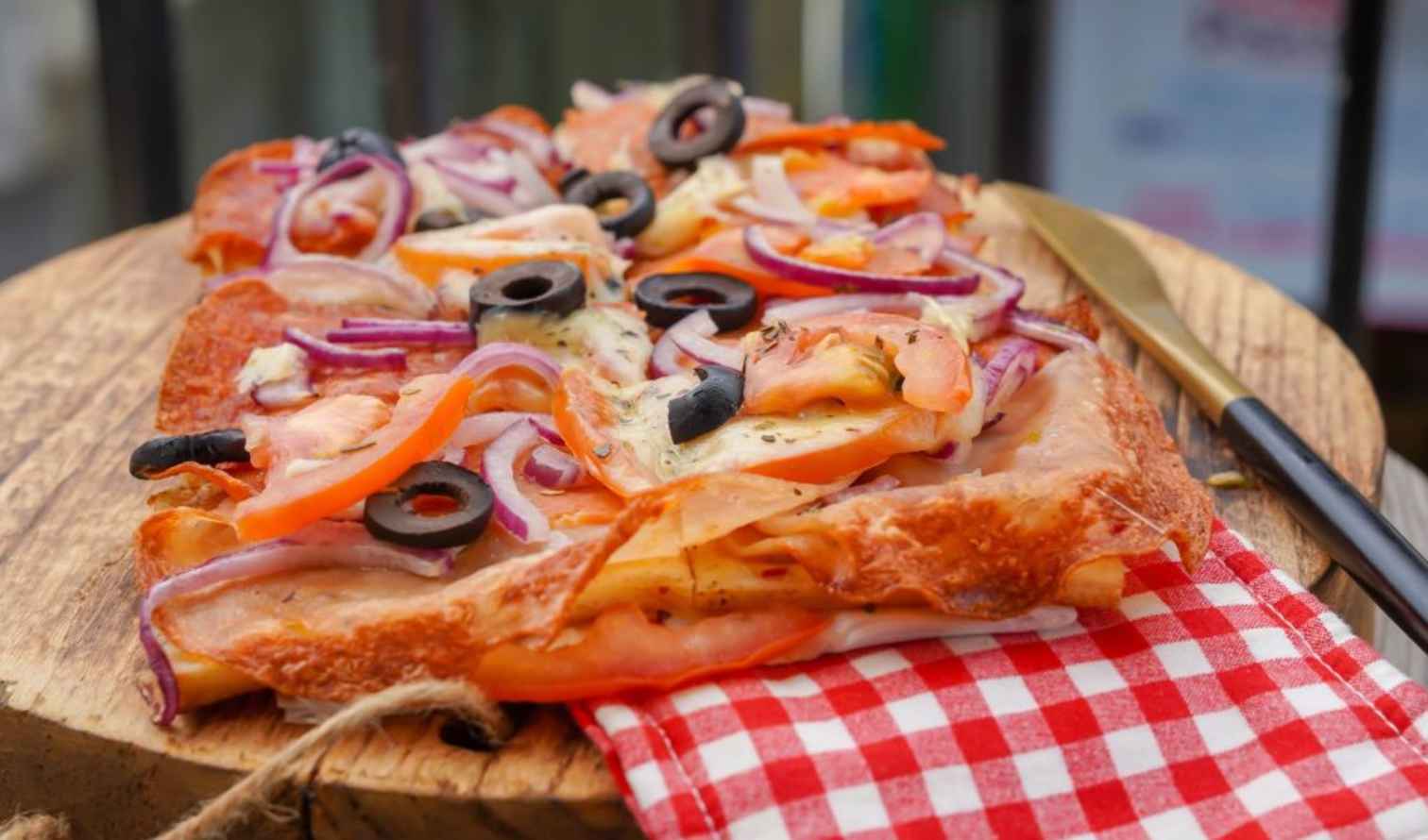 food,ingredient,pizza,fast food,recipe,finger food,comfort food,junk food,meat,garnish,delicacy,cooking