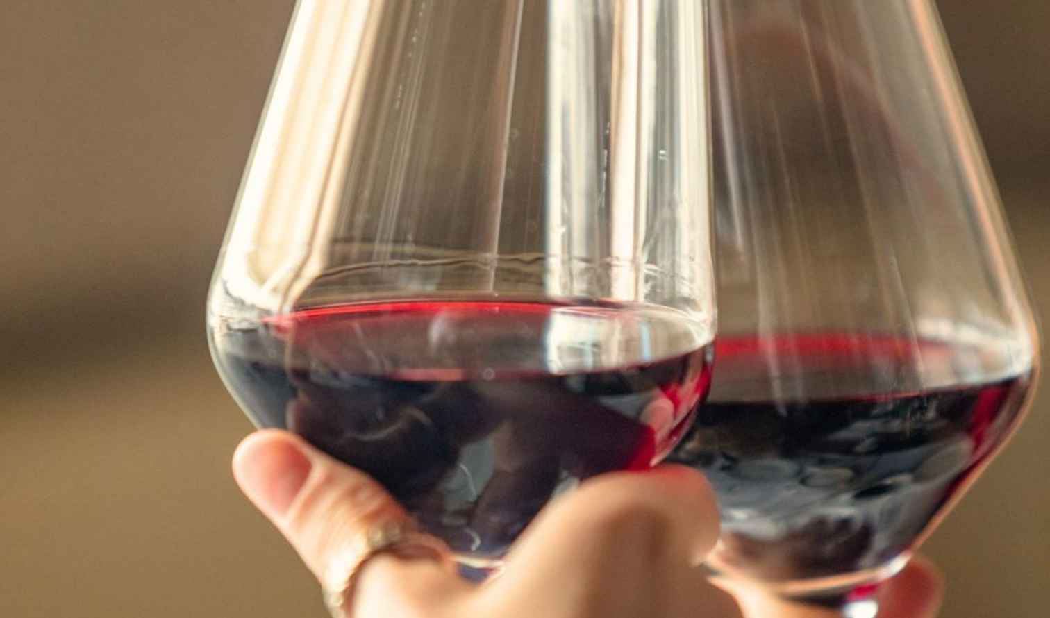 stemware,drinkware,tableware,alcoholic drink,wine glass,alcohol,barware,red wine,dessert wine,champagne glass,wine,glass,liquor,liquid,burgundy wine,grape juice,cocktail,wine tasting,crème de cassis,port wine