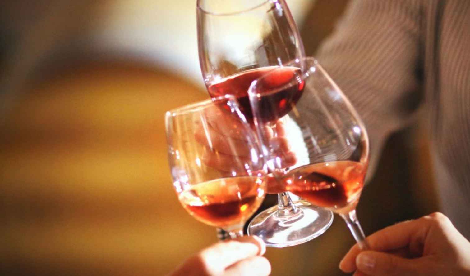 stemware,drinkware,tableware,wine glass,alcoholic drink,alcohol,barware,dessert wine,liquor,champagne glass,wine,liquid,glass,red wine,wine tasting,cocktail,sherry,brandy