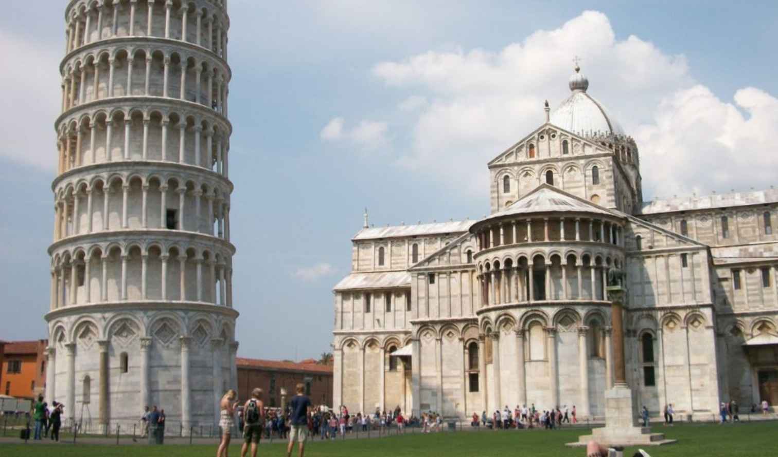 landmark,tourist attraction,tower,dome,monument,classical architecture,finial,palace,medieval architecture,historic site,travel,byzantine architecture