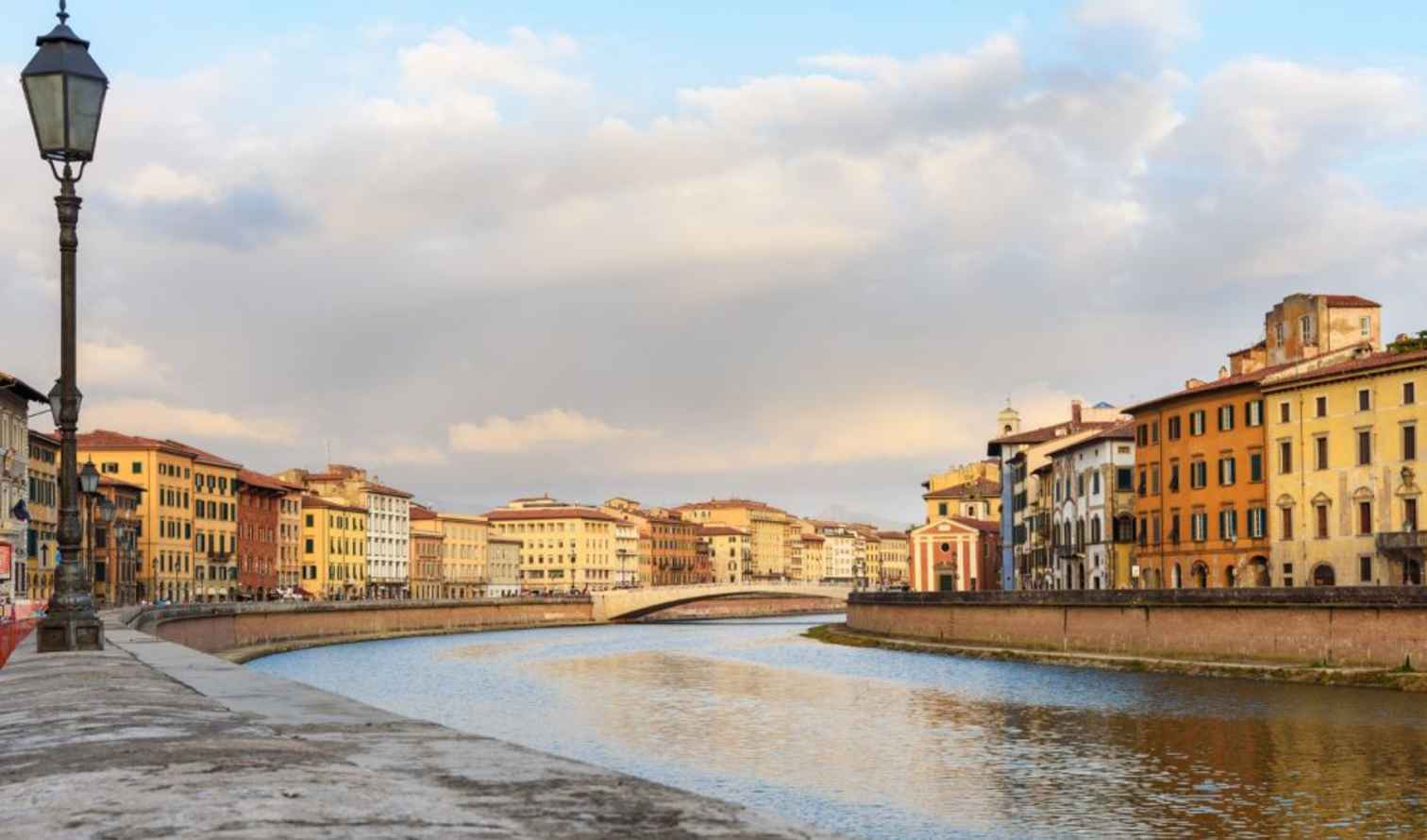 water,daytime,body of water,building,city,waterway,channel,canal,watercourse,urban area,architecture,neighbourhood,town,cloud,urban design,human settlement,reflection,bridge,morning,mixed-use,apartment,river,cumulus