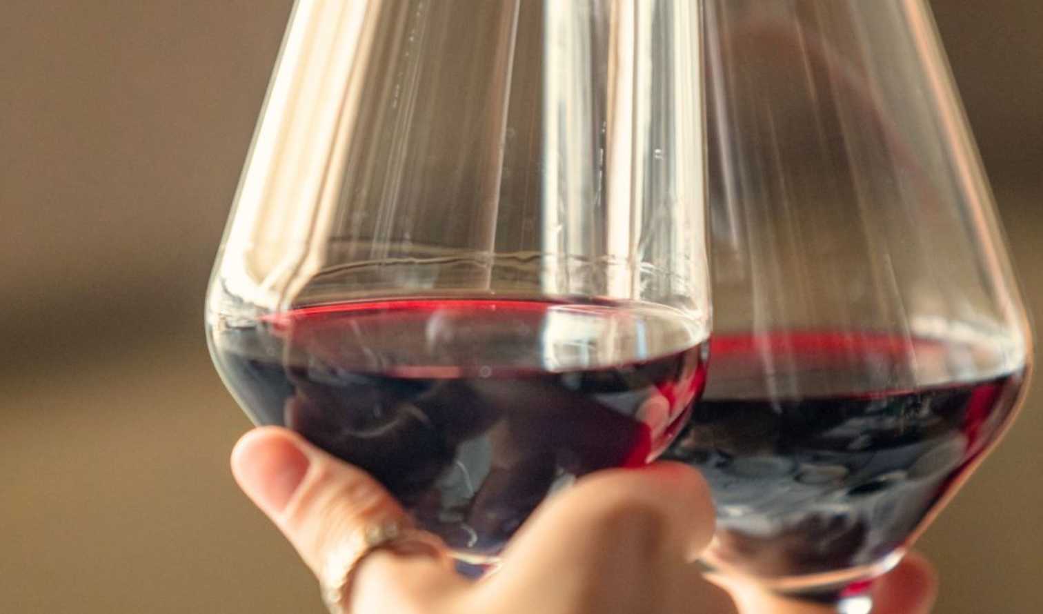 stemware,drinkware,tableware,alcoholic drink,wine glass,alcohol,barware,red wine,dessert wine,champagne glass,wine,glass,liquor,liquid,burgundy wine,grape juice,cocktail,wine tasting,crème de cassis,port wine