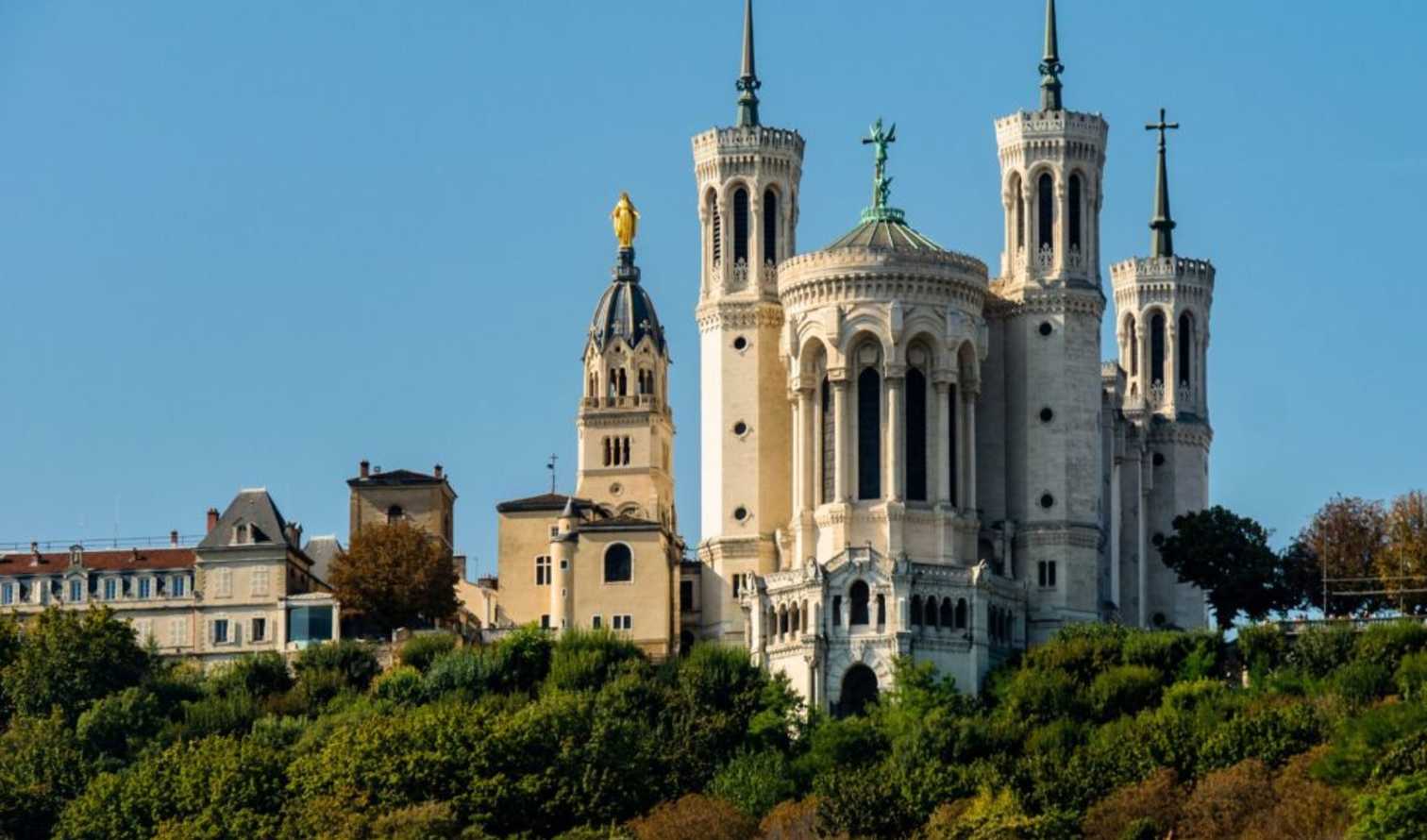 landmark,finial,tower,place of worship,tourist attraction,dome,spire,church,medieval architecture,historic site,classical architecture,castle,turret,steeple,byzantine architecture,basilica,religious institute