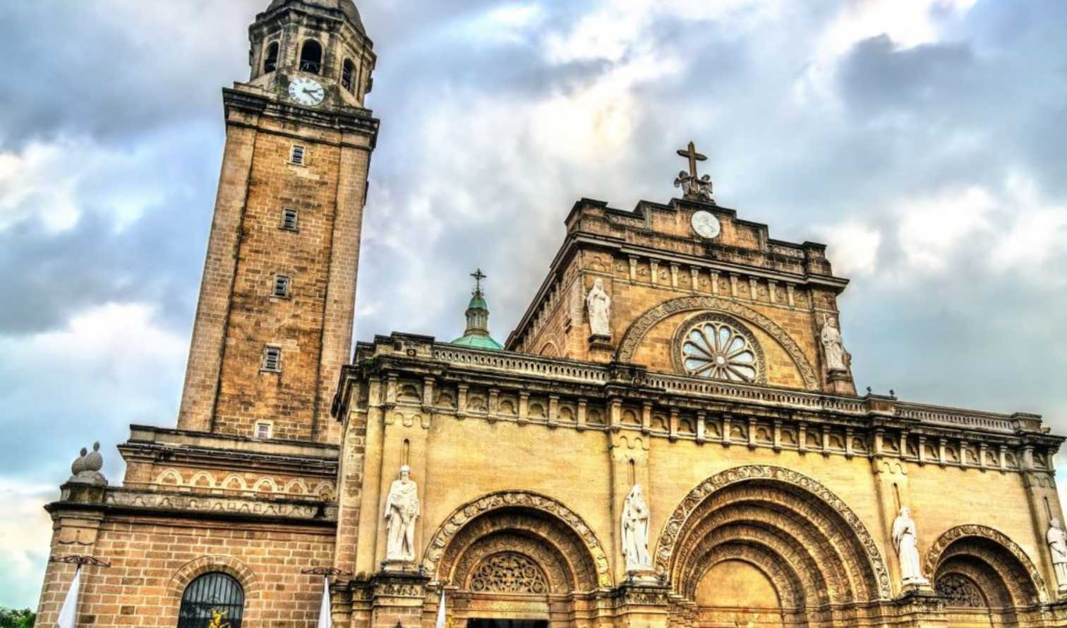arch,facade,place of worship,landmark,church,tourist attraction,religious institute,medieval architecture,holy places,finial,historic site,classical architecture,tower,monument,basilica,chapel,cathedral