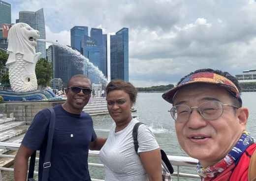 A Moment by the Merlion: Capturing Memories in Singapore