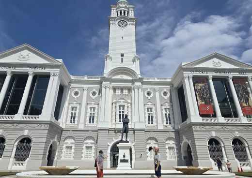 A Landmark Encounter: Discovering History's Grandeur