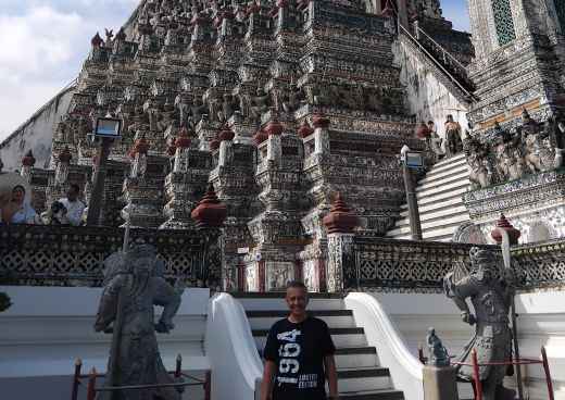 Awestruck Wanderer at Wat Arun: A Spiritual Journey