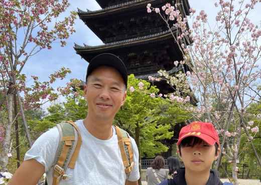 Two people standing in front of the Yasaka Pagoda in Kyoto, Japan.