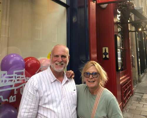 Charming Smiles at Captain's Bar: A Night of Folk and Fun