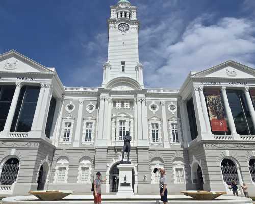 A Landmark Encounter: Discovering History's Grandeur