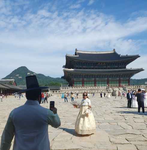 A Stroll Through History: Timeless Elegance in Hanbok