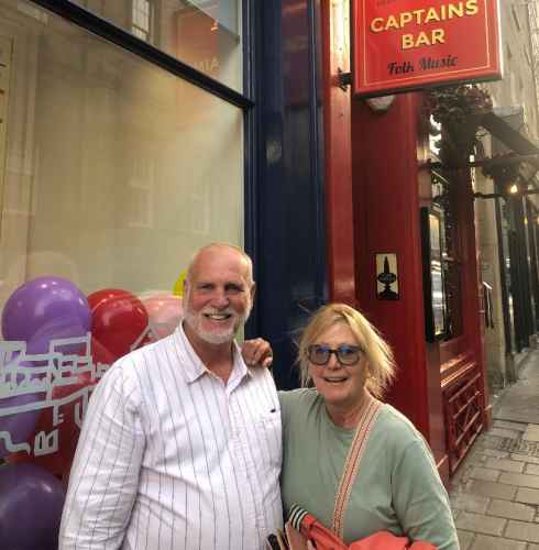 Charming Smiles at Captain's Bar: A Night of Folk and Fun