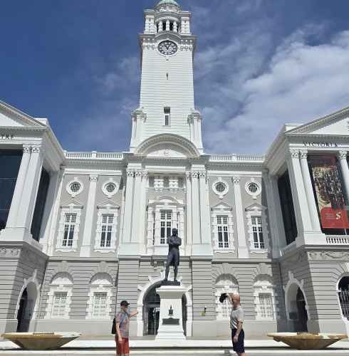 A Landmark Encounter: Discovering History's Grandeur