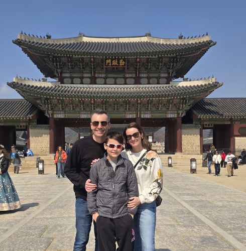 Individuals at Gwanghwamun Gate, the main entrance to Gyeongbokgung Palace.