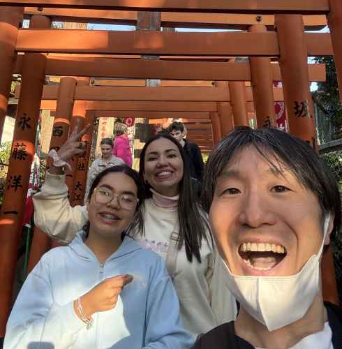 A candid moment captured under the iconic gates of Japan.