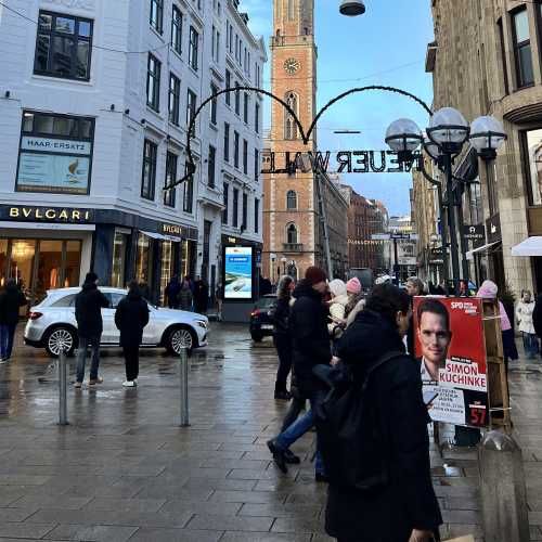 Strolling Through Elegant Streets: A Winter Day in the Heart of the City