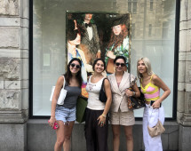 Style, sunshine, and sisterhood on a city stroll