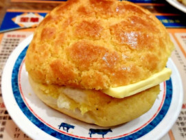 Pineapple bun at Kam Wah Cafe Pineapple bun at Kam Wah Cafe