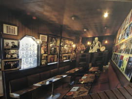 Listen to Records at Chigusa Jazz Café Listen to Records at Chigusa Jazz Café