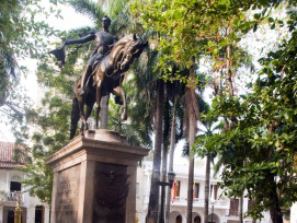 Explore the Plaza de Bolivar Explore the Plaza de Bolivar
