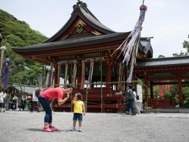 Egara Tenjin shrine with a mother and her kid standing