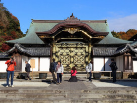 Kencho-ji Temple with a few people standing in front of Kencho-ji Temple with a few people standing in front of