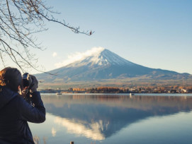View Mount Fuji from Lake Ashi in Hakone, Japan View Mount Fuji from Lake Ashi in Hakone, Japan