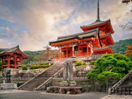 Enjoy an immersive visit to the Kiyomizu Dera Temple