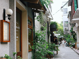 Quiet alley with coffee shop near Noda Photo by Lan Trần on Unsplash Quiet alley with coffee shop near Noda Photo by Lan Trần on Unsplash