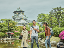 A guide sharing historical insights with guests near Osaka Castle. A guide sharing historical insights with guests near Osaka Castle.