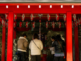 A guide explaining temple etiquette to guests at a quiet traditional temple.Photo by Kouji Tsuru on Unsplash A guide explaining temple etiquette to guests at a quiet traditional temple.Photo by Kouji Tsuru on Unsplash