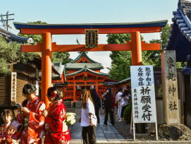 Yasaka shrine's main gate with visitors in traditional dress Photo by Alex on Unsplash Yasaka shrine's main gate with visitors in traditional dress Photo by Alex on Unsplash