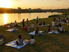 Families setting up along the west bank of the Kamo River as evening temperatures moderate. Families setting up along the west bank of the Kamo River as evening temperatures moderate.