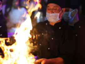 Chef igniting the oil layer on fire ramen with dramatic flames. Photo by Charanjeet Dhiman on Unsplash Chef igniting the oil layer on fire ramen with dramatic flames. Photo by Charanjeet Dhiman on Unsplash