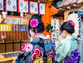 Women wearing kimono's in Geisha District