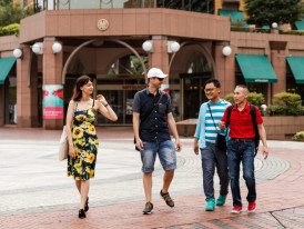 Walk to immerse yourself in the life of Tokyo. 