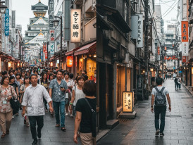 Crowded group tour versus intimate one-on-one exploration.