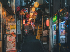 Narrow lantern-lit alley in Hozenji Yokocho with small food stalls. Image by DANG HUYNH SON from Pixabay