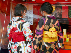 Traditional food vendors near Sumiyoshi Taisha shrine with ceremonial decorations.Photo by Susann Schuster on Unsplash