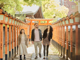 Perfect autumn day with comfortable crowds at Sumiyoshi Taisha shrine