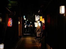 Narrow bar alley with red lanterns at night. Image by Ying Zhu from Unsplash