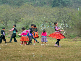 Tempozan village scene with kids playing. Image by Quang Nguyen Vinh from Unsplash