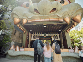 Office workers praying at the shrine.