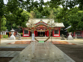 Peaceful temple grounds surrounding Bone Buddha hall. Image by Kouji Tsuru from Unsplash
