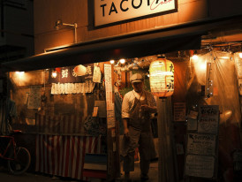 Street vendor serving customers at twilight. Image by jack berry from Unsplash
